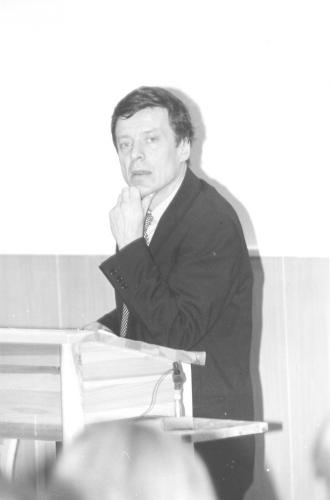 J.P. Roos esinemas Kirjandusmuuseumis elulugude konverentsil 13.09.1995.a